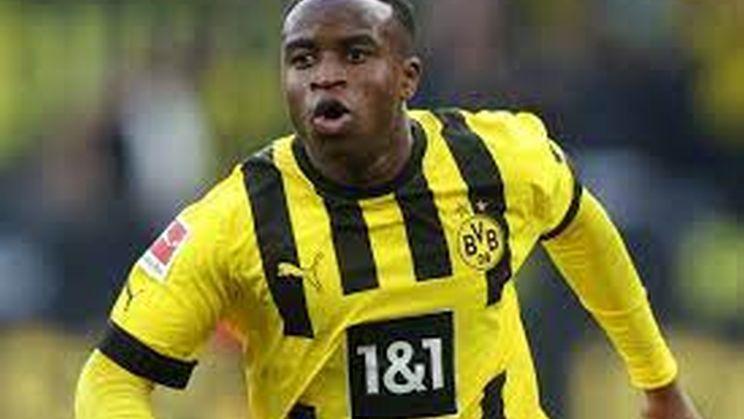 Moukoko dikaitkan dengan Man Utd & Chelsea mengirimkan peringatan kontrak kepada Dortmund karena agen bebas mengundang striker remaja